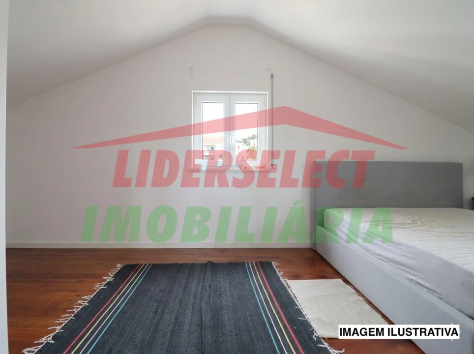 Moradia T1 para Venda em Encarnação Foto 6