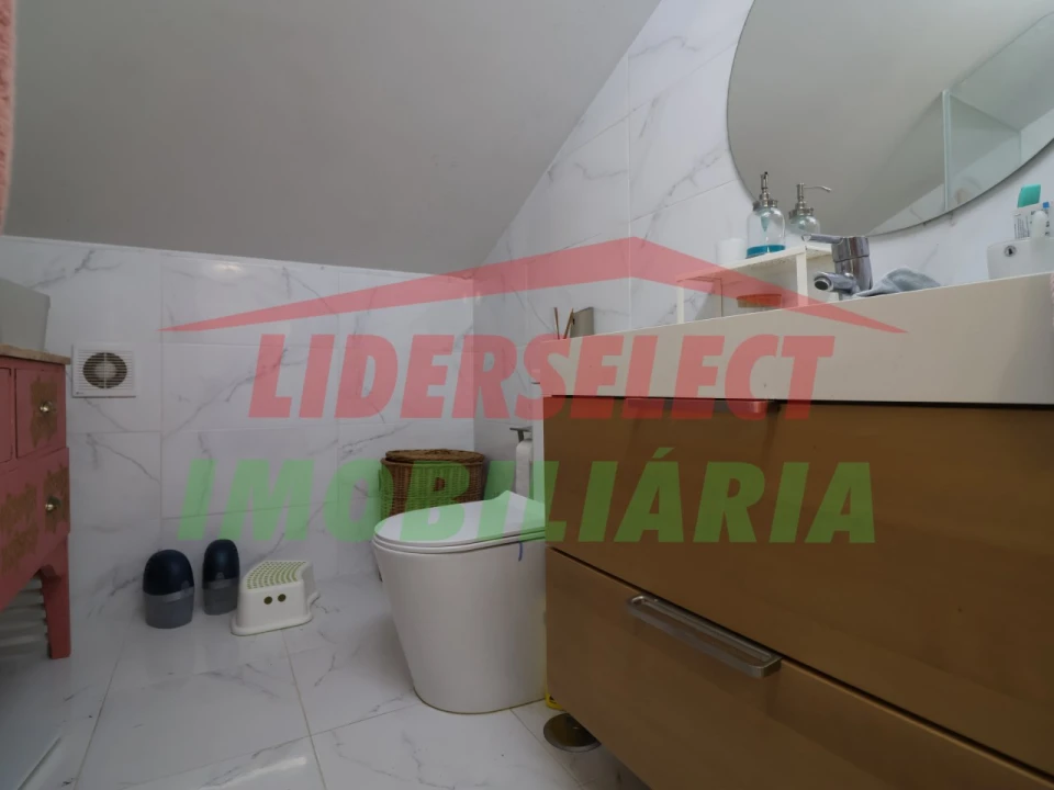 Moradia T1 para Venda em Encarnação Foto 7