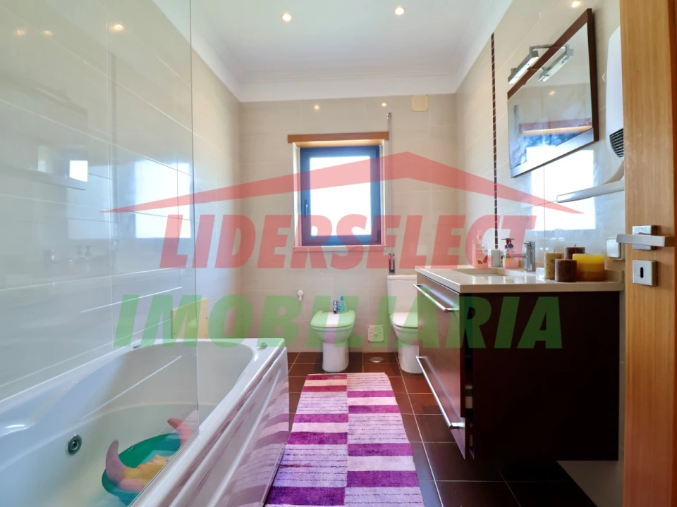 Moradia T4 para Venda em Silveira Foto 31