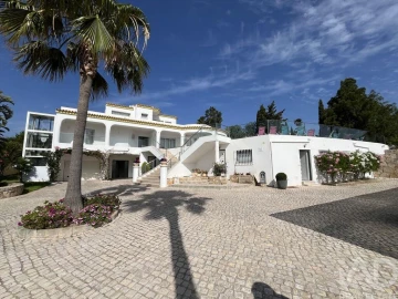 Moradia T4 para Venda em Santa Barbara de Nexe