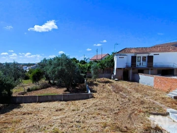 Quinta T6 para Venda em Colmeias e Memória