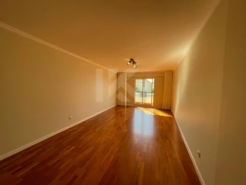 Apartamento T3 para Arrendamento em Funchal (São Pedro)