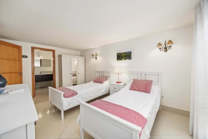 Moradia T4 para Venda em Quarteira