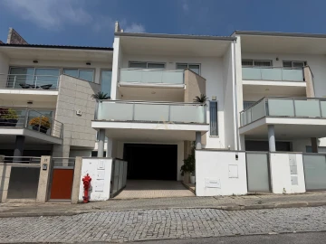 Moradia T4 para Venda em Lomar e Arcos