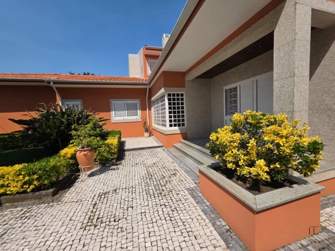 Moradia T4 para Venda em Arcozelo Foto 3