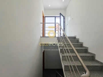 Armazém para Venda em Fiães