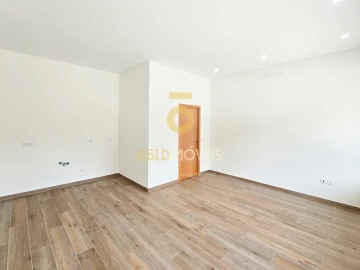 Armazém para Venda em Fiães