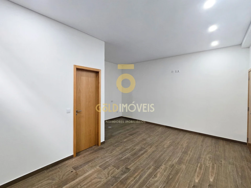 Armazém para Venda em Fiães Foto 25