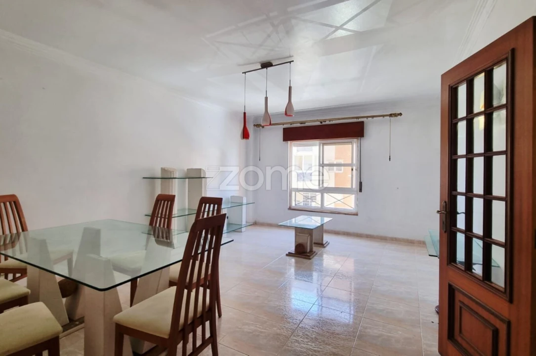 Apartamento T2 para Venda em Algueirão-Mem Martins Foto 2