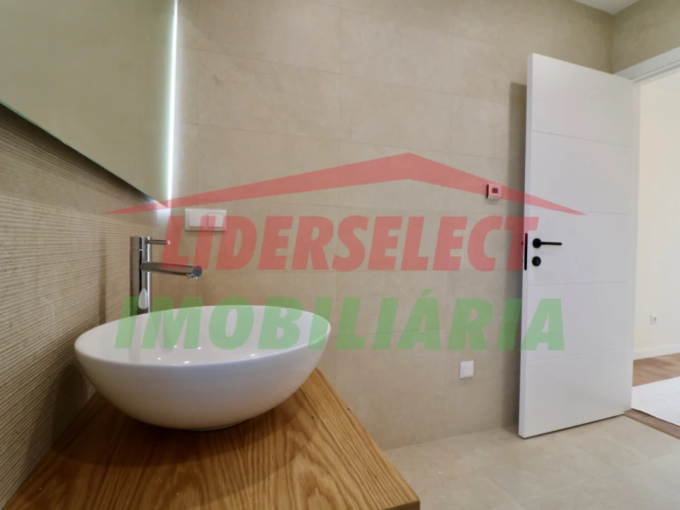 Moradia T4 para Venda em Silveira Foto 34