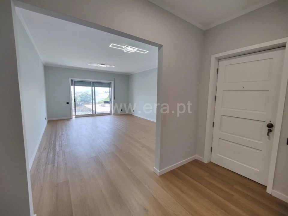 Apartamento T3 para Venda em Oliveira do Douro Foto 1