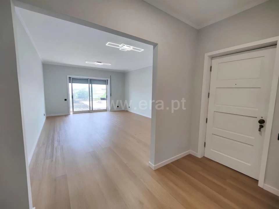 Apartamento T3 para Venda em Oliveira do Douro Foto 2