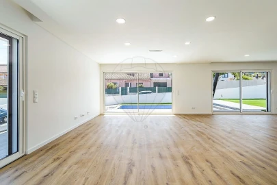 Moradia T5 para Venda em Queluz e Belas