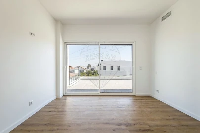 Moradia T5 para Venda em Queluz e Belas