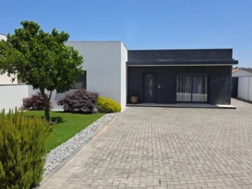 Moradia T2 para Venda em Monte Redondo e Carreira