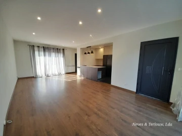 Moradia T2 para Venda em Monte Redondo e Carreira