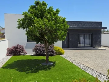 Moradia T2 para Venda em Monte Redondo e Carreira