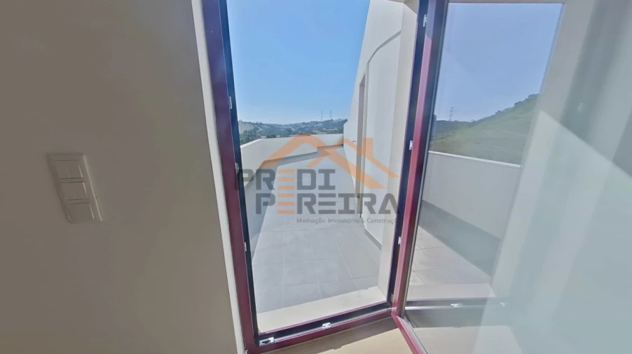 Apartamento T3 para Venda em Casal de Cambra Foto 31