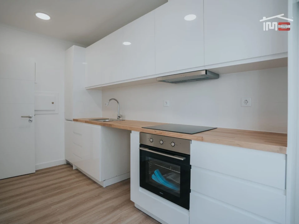 Apartamento T2 para Venda em Agualva e Mira-Sintra Foto 8