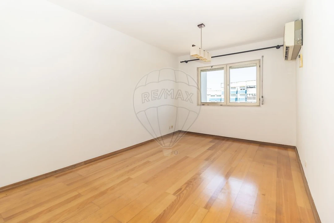 Apartamento T4 para Venda em Santo Antonio da Charneca Foto 3