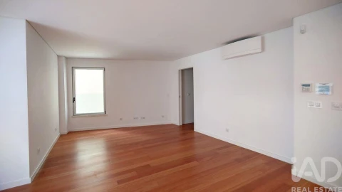 Apartamento T2 para Arrendamento em Santo António