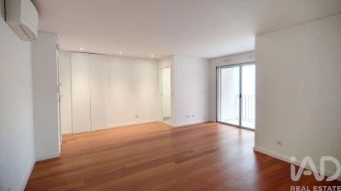 Apartamento T2 para Arrendamento em Santo António