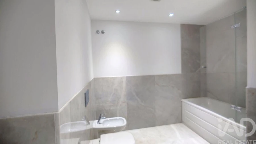 Apartamento T2 para Arrendamento em Santo António Foto 14