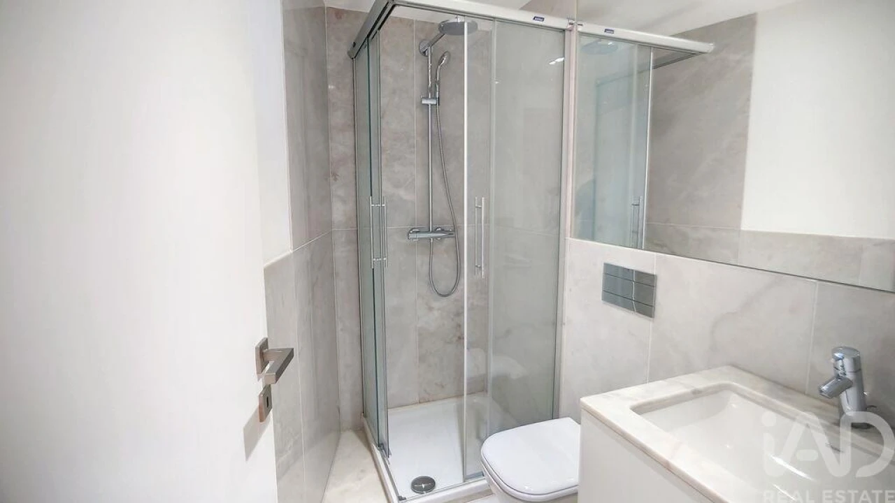 Apartamento T2 para Arrendamento em Santo António Foto 9