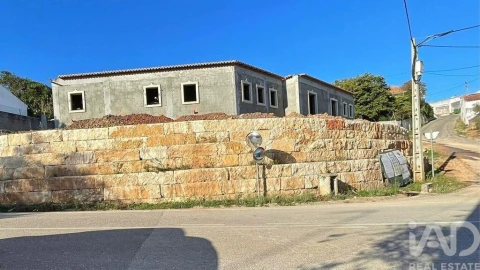 Moradia T3 para Venda em Salir de Matos