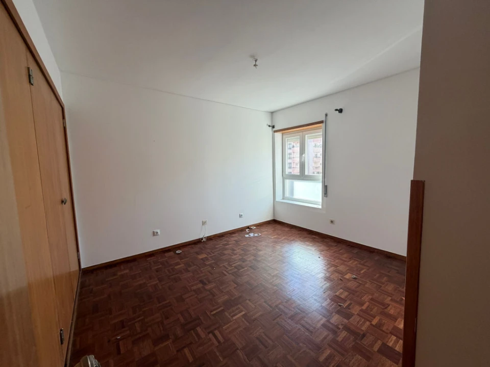 Apartamento T4 para Venda em Santo Antonio dos Olivais Foto 16