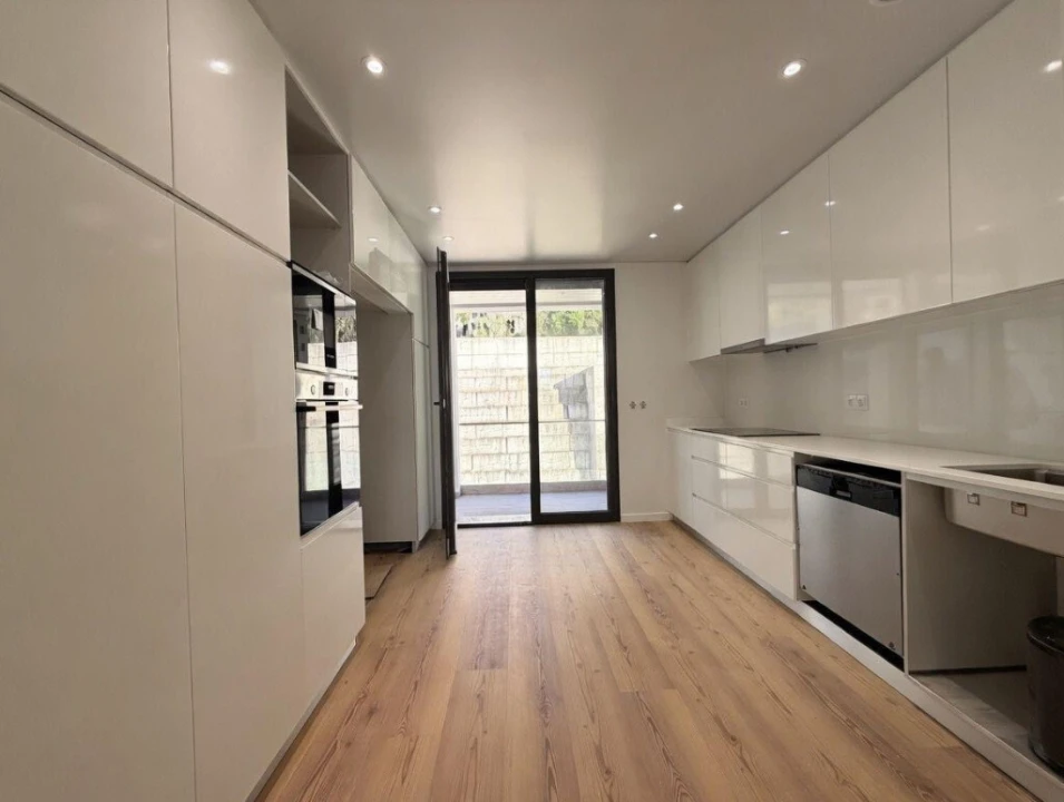 Apartamento T4 para Venda em Santo Antonio dos Olivais Foto 3