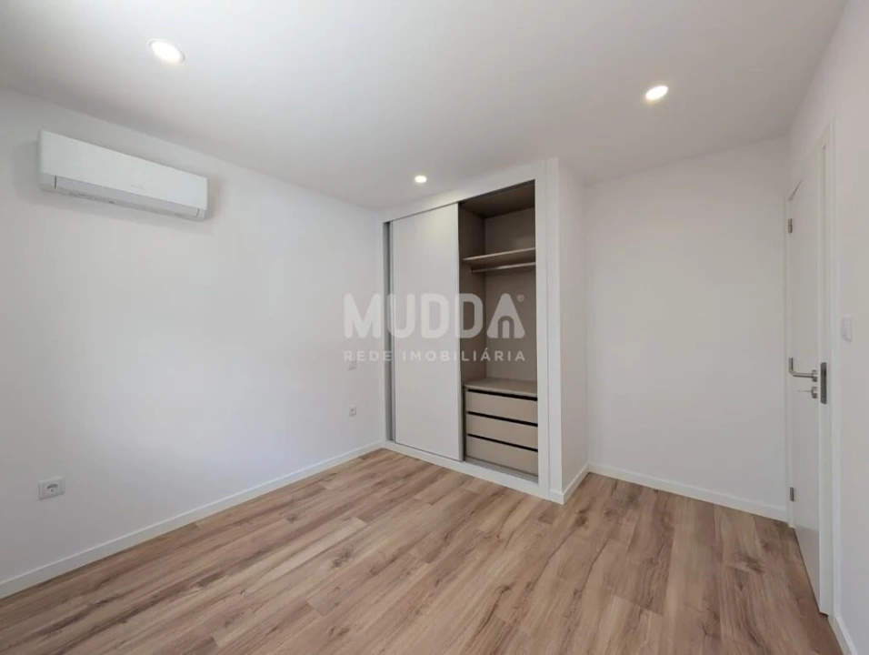 Apartamento T3 para Venda em Sé, Santa Maria e Meixedo Foto 9