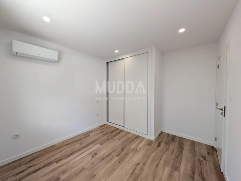 Apartamento T3 para Venda em Sé, Santa Maria e Meixedo Foto 13