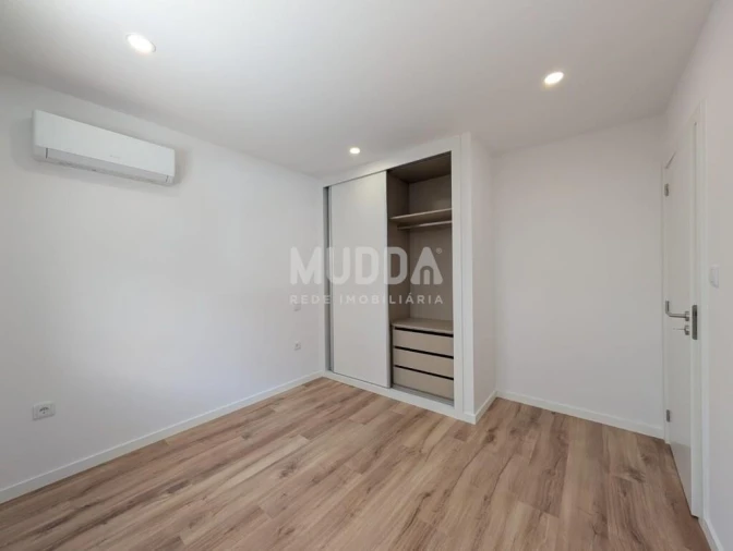 Apartamento T3 para Venda em Sé, Santa Maria e Meixedo Foto 9