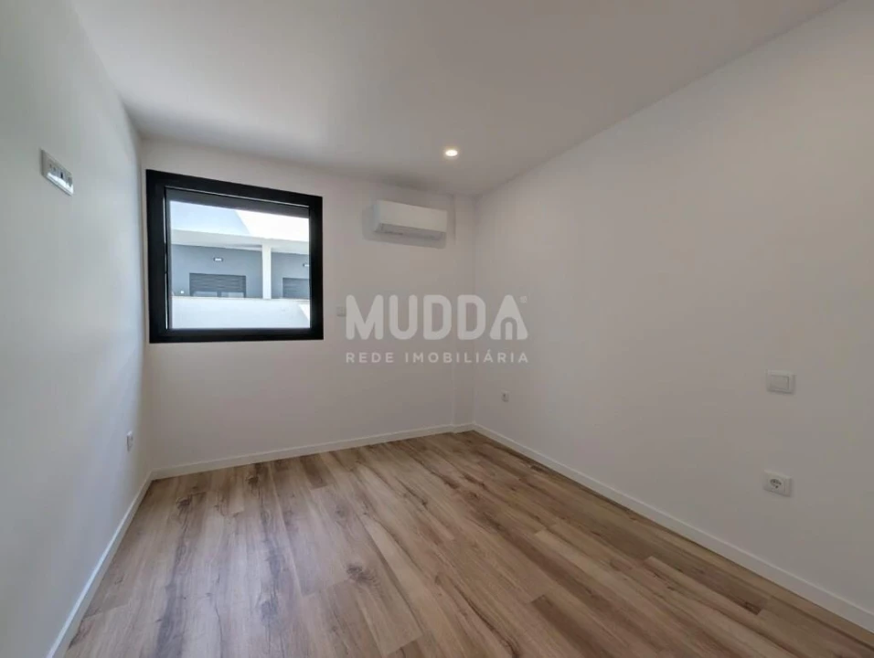 Apartamento T3 para Venda em Sé, Santa Maria e Meixedo Foto 4