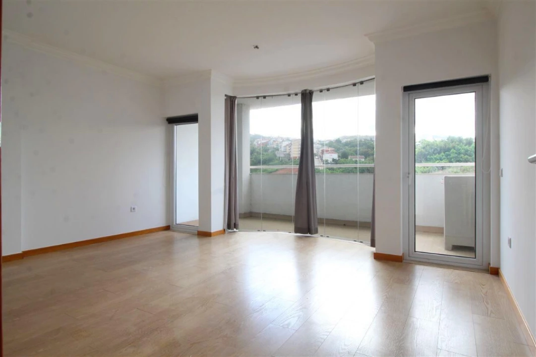 Apartamento T1 para Venda em Santo Antonio dos Olivais Foto 1