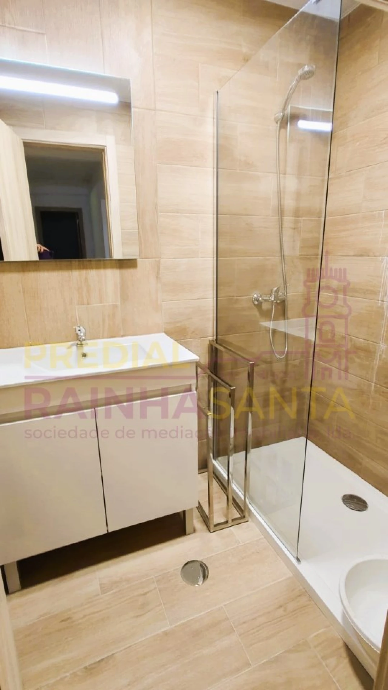 Quarto para Arrendamento em Santo Antonio dos Olivais Foto 11