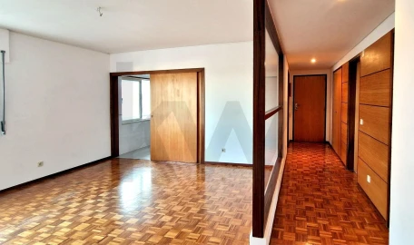 Apartamento T3 para Arrendamento em Águas Livres