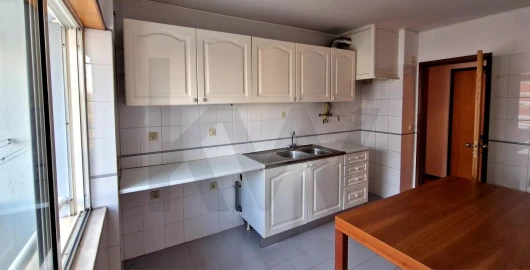 Apartamento T3 para Arrendamento em Águas Livres