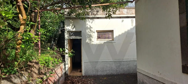 Prédio para Venda em Estreito de Camara de Lobos