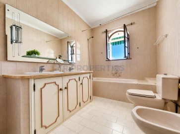 Moradia T5 para Venda em Loule (São Sebastião)