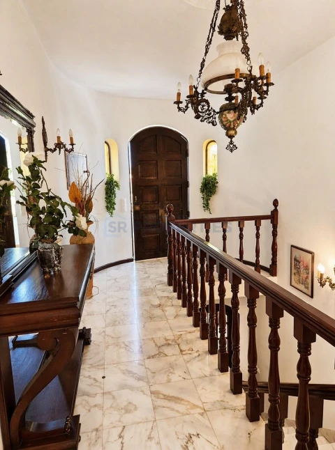 Moradia T5 para Venda em Loule (São Sebastião)