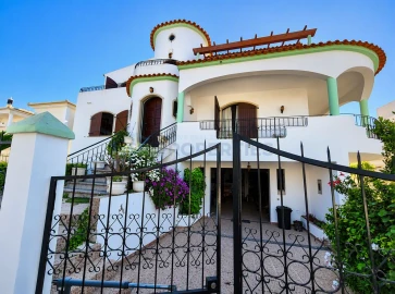 Moradia T5 para Venda em Loule (São Sebastião)