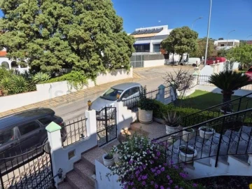 Moradia T5 para Venda em Loule (São Sebastião)