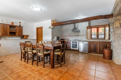 Moradia T4 para Venda em Campanhó e Paradança