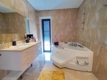 Moradia T5 para Venda em Lordelo