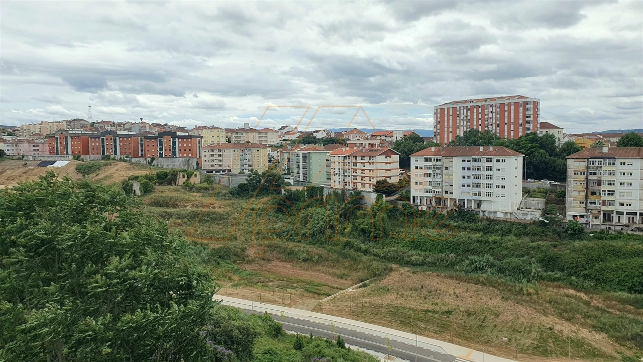 Apartamento T2 para Arrendamento em Santo Antonio dos Olivais Foto 24