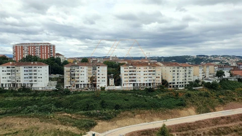 Apartamento T2 para Arrendamento em Santo Antonio dos Olivais