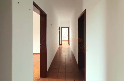 Apartamento T2 para Arrendamento em Santo Antonio dos Olivais