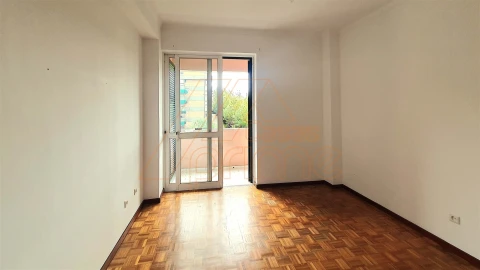 Apartamento T2 para Arrendamento em Santo Antonio dos Olivais